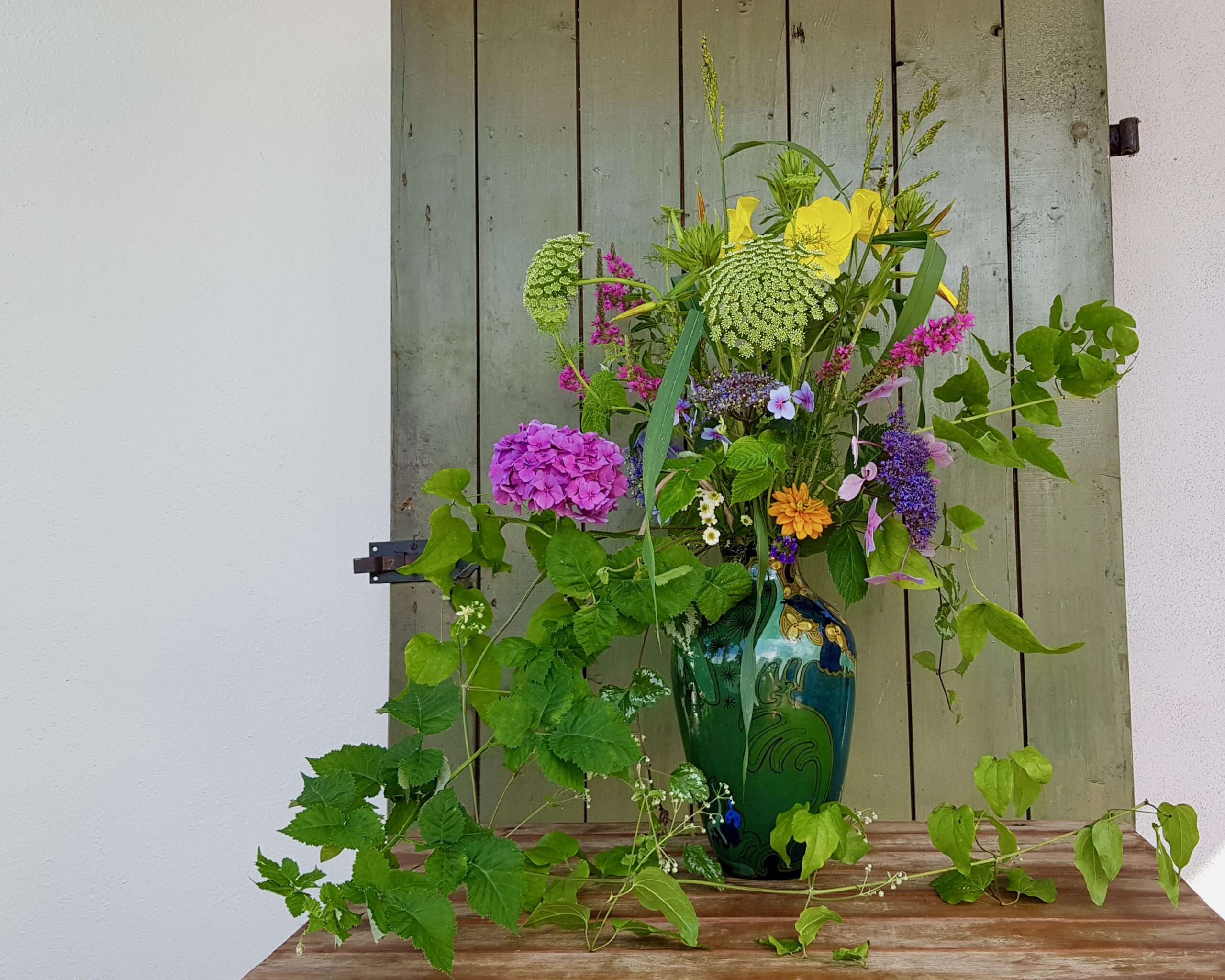 Blumenstrauß mit Slowflowers aus dem Unicornflowers Garten, u.a. Nachtkerze, Hortensie, Ammi visagna und Ranken in Jugendstilvase