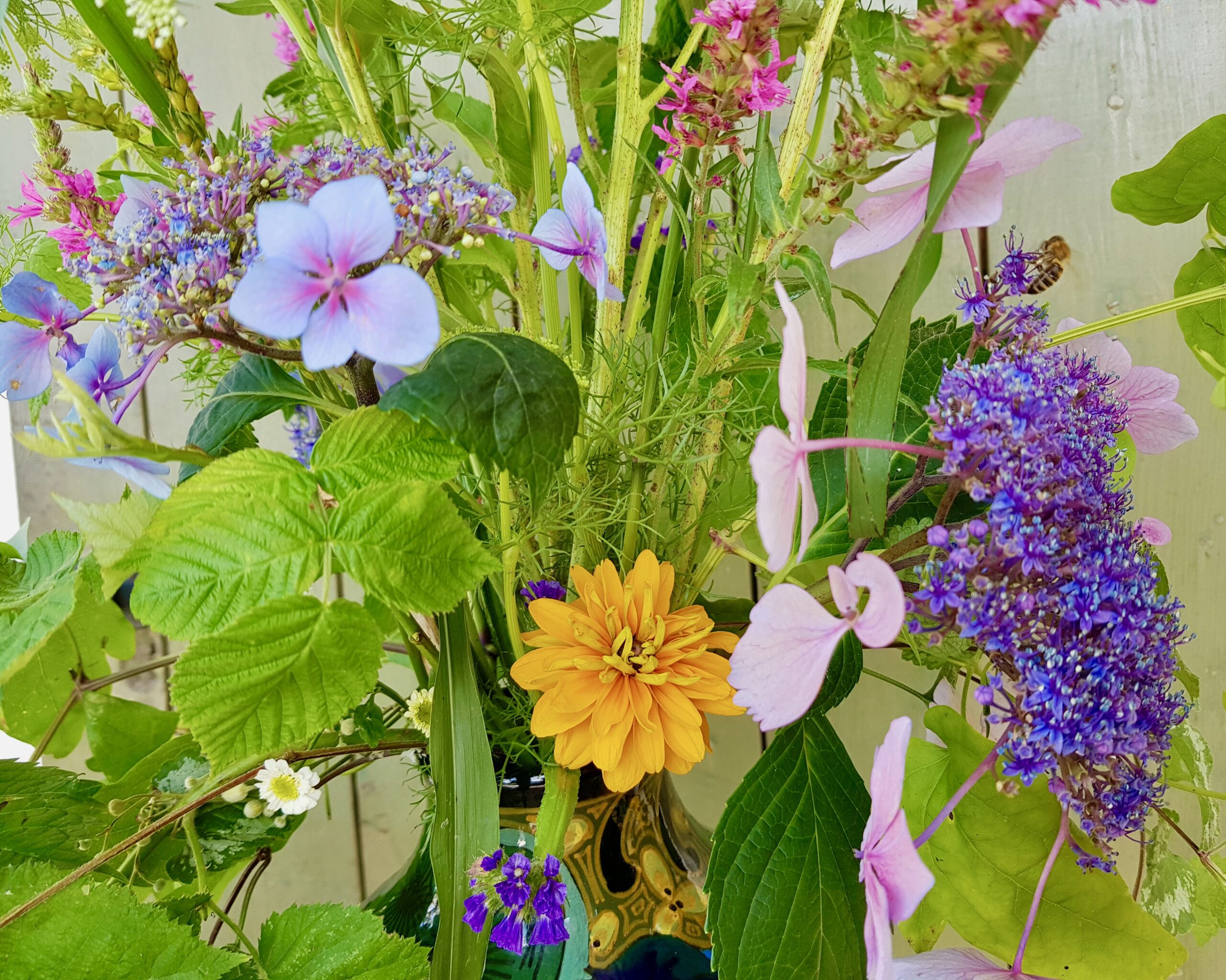 Detailbild Unicornflowers Sommerstrauß aus Slowflowers in blau, gelb und rosa mit Biene